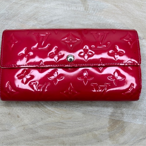 Authentic Louis Vuitton Wallet includes off brand chain - Picture 1 of 4